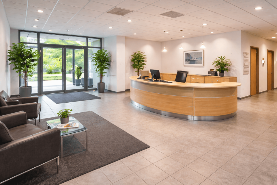 Moderner Empfangsbereich Wiesbaden Webdesign